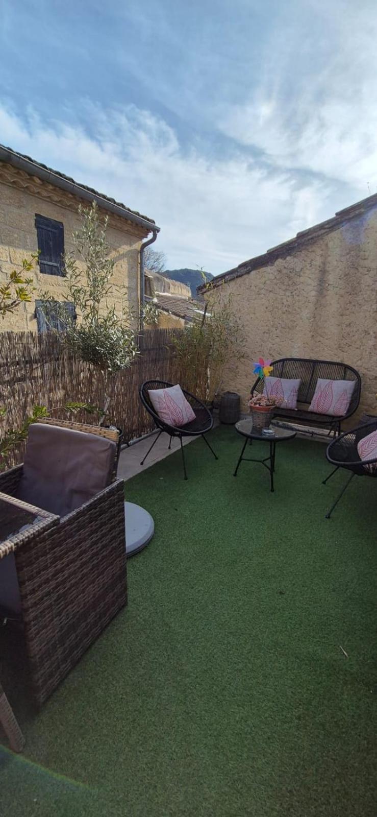 Proche D'Uzes La Terrasse Du Soleil Levant Collias Bagian luar foto