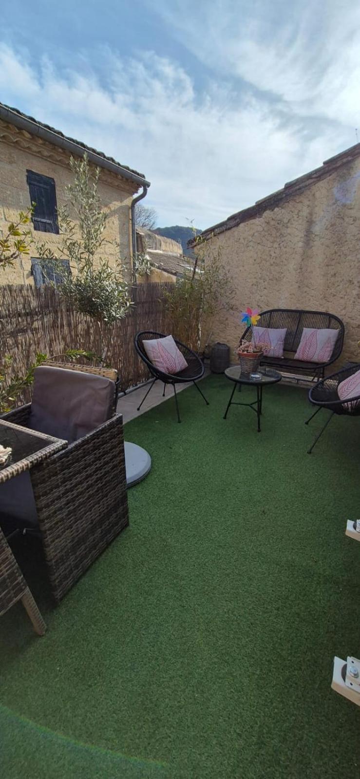Proche D'Uzes La Terrasse Du Soleil Levant Collias Bagian luar foto