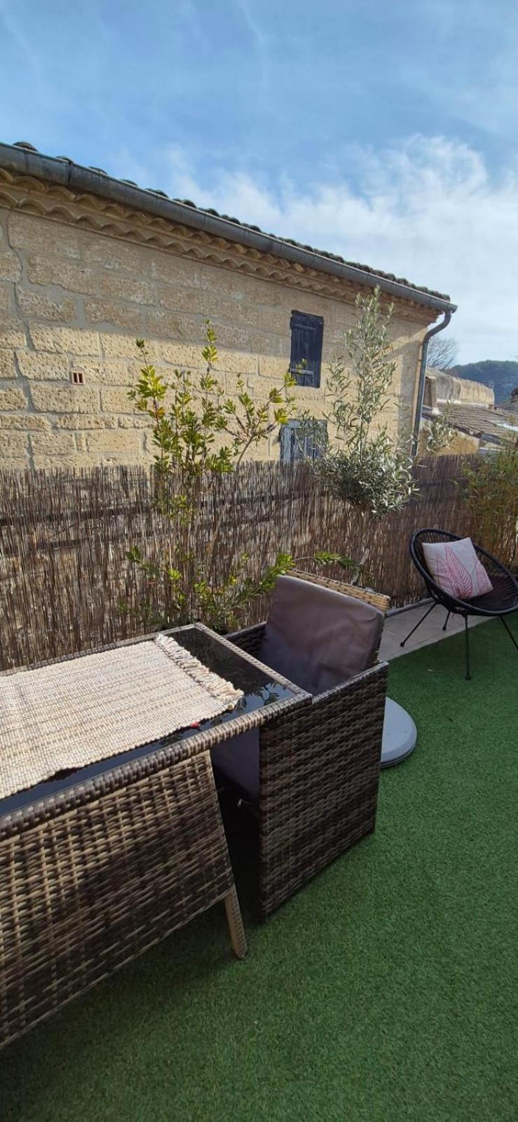Proche D'Uzes La Terrasse Du Soleil Levant Collias Bagian luar foto